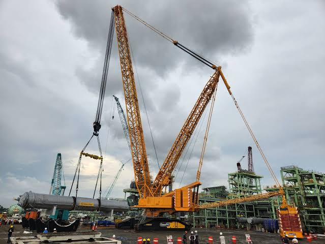 Crane and heavy lifting operations